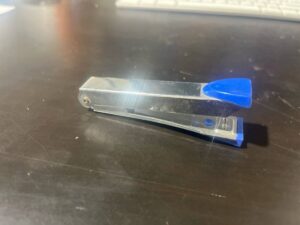 מהדק נייר מיני עם ידית כחולה
