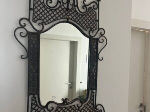 מראה קיר מעוצבת במסגרת ברזל פורג'