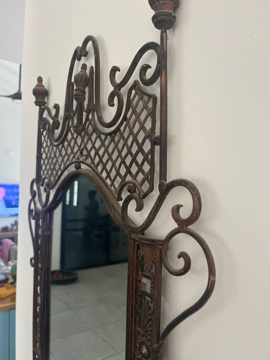 מראה קיר מעוצבת במסגרת ברזל פורג' – תמונה 3