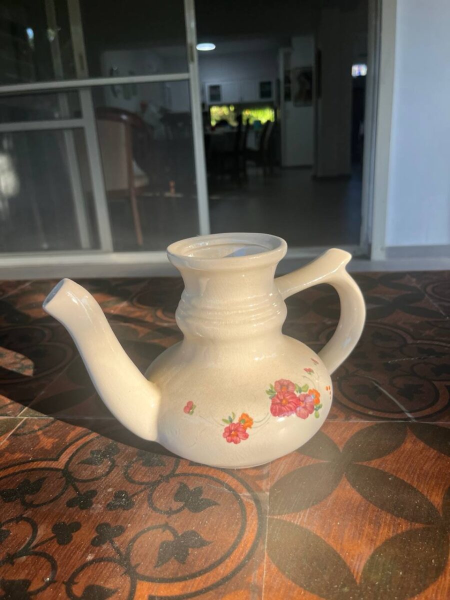קנקן תה קרמי לבן עם עיטורי פרחים
