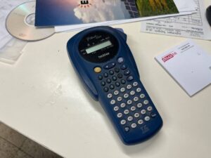 מכשיר הדפסת תוויות Brother P-touch כחול