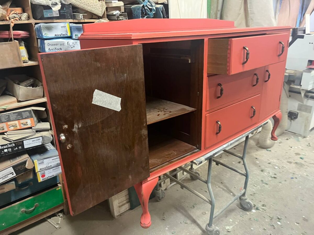 קומודה וינטג' משופצת בצבע אדום בוהק